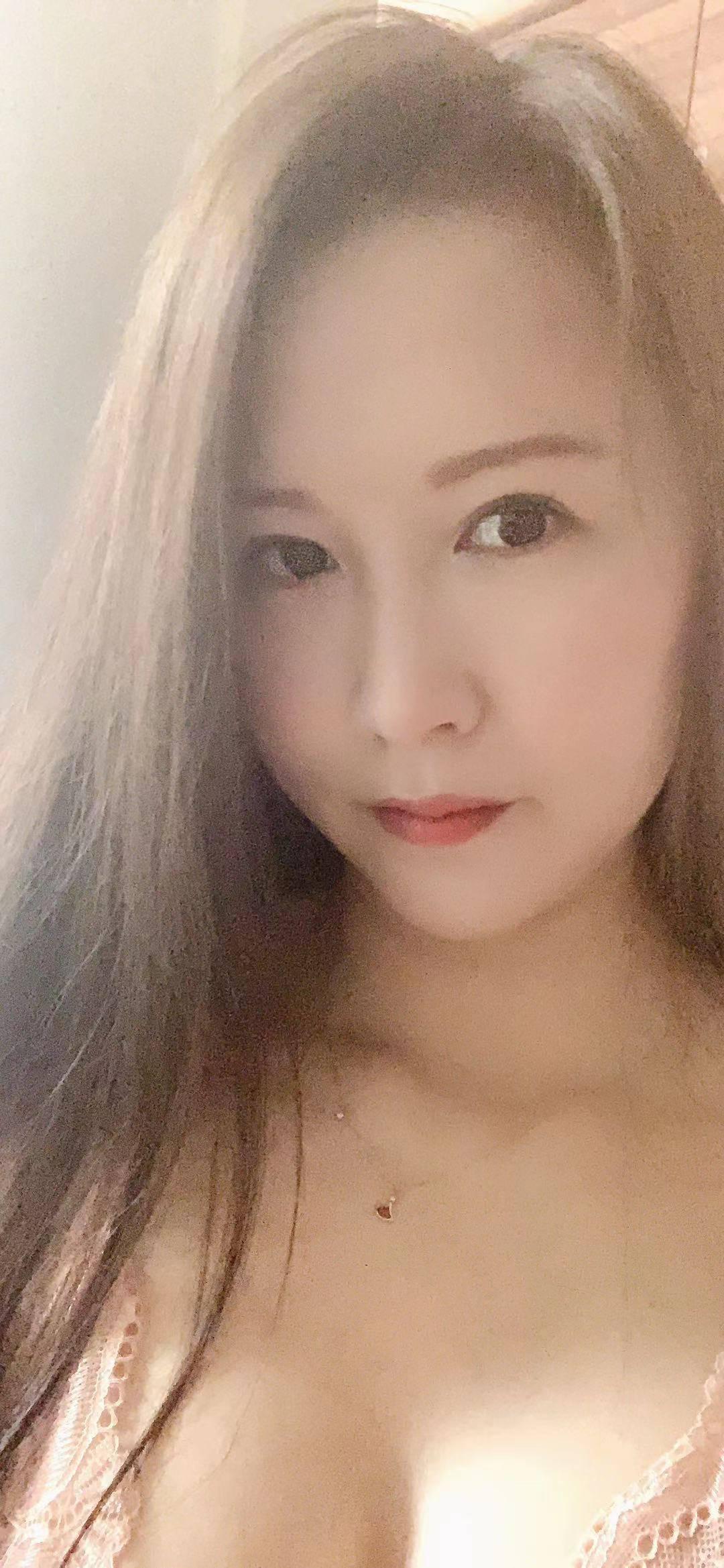 泻火系36d波霸风情人妻，雪白奶子配大屁股，各种体位爽