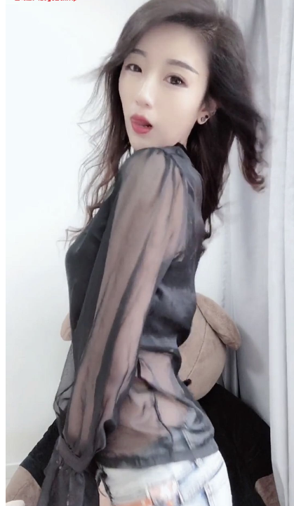 性感漂亮女友推荐给狼友们