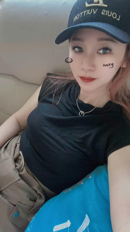 皮肤滑嫩大胸桃形臀的川妹子，情人感觉